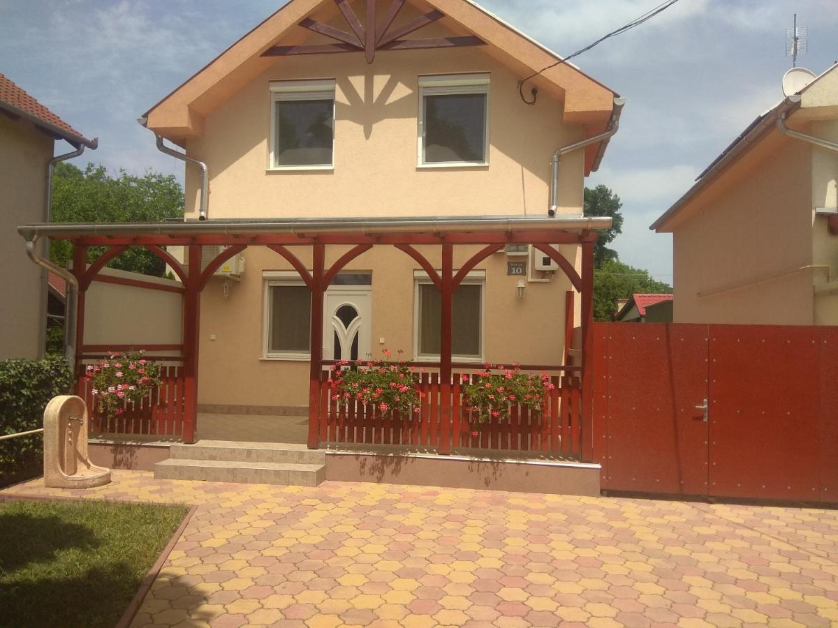 Holiday Home Rose Хайдусобосло Экстерьер фото
